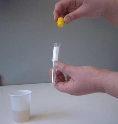 2) Raccogliere il secondo getto di urina in un contenitore con ampia apertura