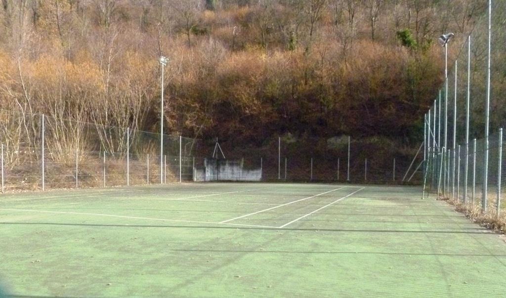 Area sportiva Il campo da Tennis Campo regolamentare, con battuto in cemento Dotato