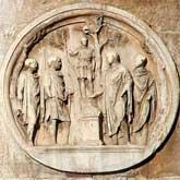 Arcul lui Titus si Arcul lui Septimius Severus. Arcul lui Constantin, inalt de 21 de metri este foarte bogat decorat si s-a pastrat intr-o conditie excelenta.