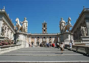 Apus a dorit sa viziteze Roma in anul 1536, Dealul Capitolin se afla intr-o stare foarte proasta, astfel ca Papa Paul al III-lea Farnese l-a numit pe Michelangelo sa proiecteze o noua piata Piazza