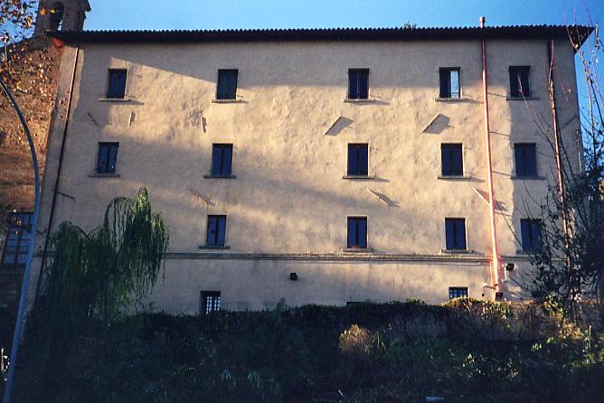 7. Immobile in Montepulciano, Piazzale Pasquino da Montepulciano. Porzione di fabbricato attualmente destinato ad uffici amministrativi.