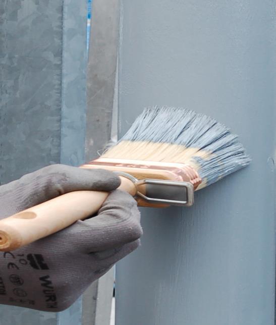 C) Rinnovo del metallo senza o con insufficiente strato Togliere vecchi strati di vernice carteggiando con carta abrasiva grana 150.