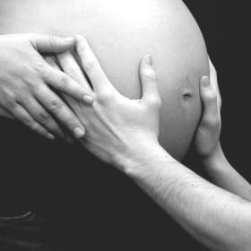 OSTEOPATIA E GRAVIDANZA Durante la gravidanza il corpo di una donna subisce numerosi cambiamenti tra cui l aumento di peso, lo spostamento del centro di gravità e l accentuazione delle curve della