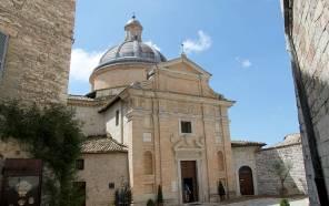In questo sito, sul quale sorgeva un tempio romano dedicato alla Bona Mater, venne costruito intorno al 400 una piccola chiesa per ospitar i resti di san Rufino, primo Vescovo di Assisi, martirizzato
