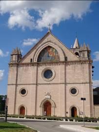 In questa semplice chiesa di stile romanico era conservato il crocifisso che parlò a Francesco, dandogli la missione di riparare la sua casa.