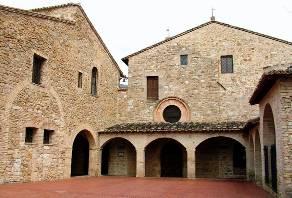 La facciata della chiesa è inglobata in una più grande, comprendente gli ambienti adiacenti del convento, ed è preceduta da un piccolo portico.