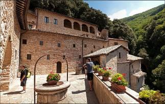 La Porziuncola è custodita all interno di una chiesa molto più grande, la basilica di Santa Maria degli Angeli, costruita a partire dalla seconda metà del cinquecento.