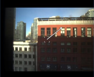 Se la telecamera supporta la funzione Clicca per centrare, fare clic in qualsiasi punto sul pannello immagini per centrare la telecamera su quel punto. Figura 7: Controlli PTZ su schermo 4.