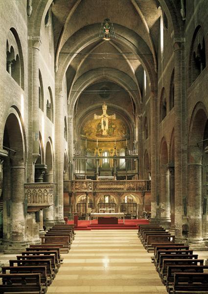 San Geminiano a Modena Arco trionfale Triforio Pontile Claristorio L affaccio del matroneo sulla navata, che in Sant Ambrogio avveniva mediante arconi a tutto sesto, è qui risolto con una ripetuta