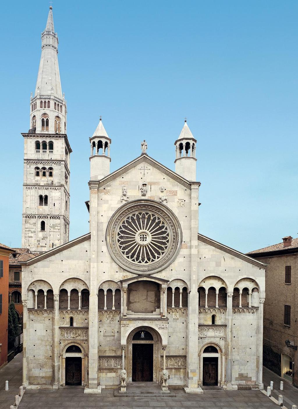San Geminiano a Modena La facciata è a salienti ed è stata molto rimaneggiata nel corso dei secoli (il rosone, i portali laterali e le torrette sono successivi).
