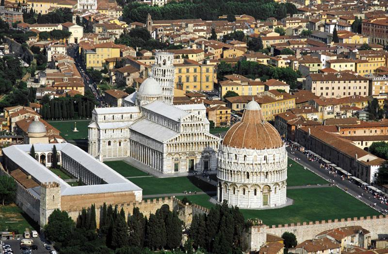 Il Romanico pisano: Piazza dei Miracoli Nel 1064 a Pisa viene avviato il cantiere della cattedrale di Santa Maria Assunta, in un area settentrionale della città, oggi nota come Campo dei Miracoli.