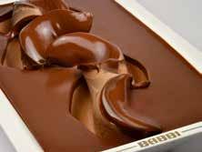12412) 320g Estrarre il gelato formando uno strato piano, raffreddare in abbattitore per qualche minuto. Colare uno strato uniforme (circa 1cm) di Golosa Fondente Babbi (cod.