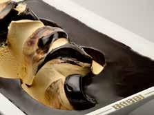 12473) 80g Estrarre il gelato formando uno strato piano, raffreddare in abbattitore per qualche minuto. Colare uno strato uniforme (circa 1cm) di Golosa Fondente Babbi (cod.