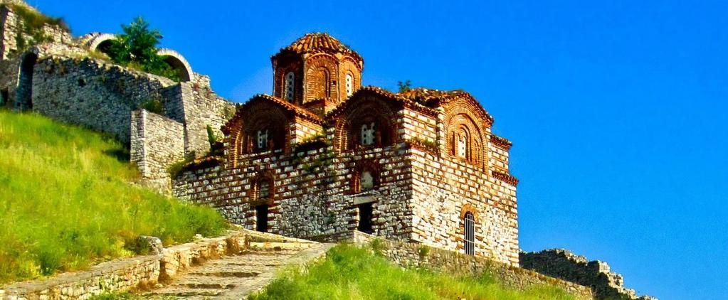 periferia. Proseguimento per Berat dove visiteremo il castello e il Museo di Onufri.