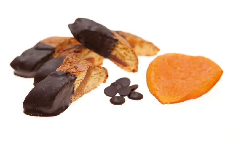 CANTUCCINI CON ARANCIA TUFFATI NEL CIOCCOLATO I cantuccini con arancia tuffati nel cioccolato fondente sono l ideale per chi cerca un biscotto ricco dal gusto molto aromatico.