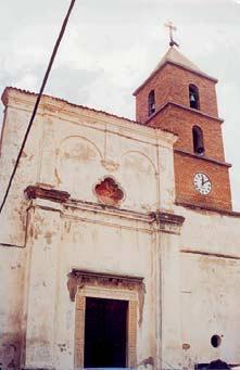 1) evidenzia vari palazzi abbelliti (fig. 2) da portali in pietra locale, ornata con motivi decorativi del Seicento.