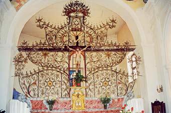 L interno è a due navate disuguali. Il settecentesco altare maggiore è di legno intagliato, scolpito e dipinto, con volute e decorazioni di finto marmo. In alto è collocata (fig.