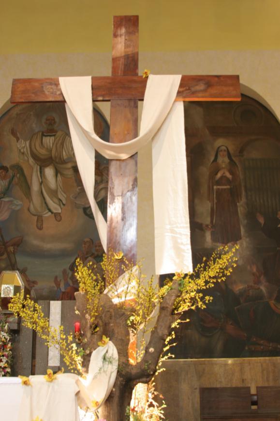 (Lc 24, 5) (Liturgia del giorno di Pasqua) Croce Gloriosa (2005) Altare del Crocifisso (1934) 1 GIOVEDI SANTO 11 DOM II di PASQUA 21 MER S. Anselmo 2 VENERDI SANTO 12 LUN S.