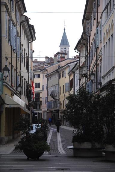 3. Via Rastello Un po nascosta, per nulla appariscente, via Rastello, così chiamata perché in passato era chiusa da un cancello (il rastello) che separava la città dal contado, è una delle vie più