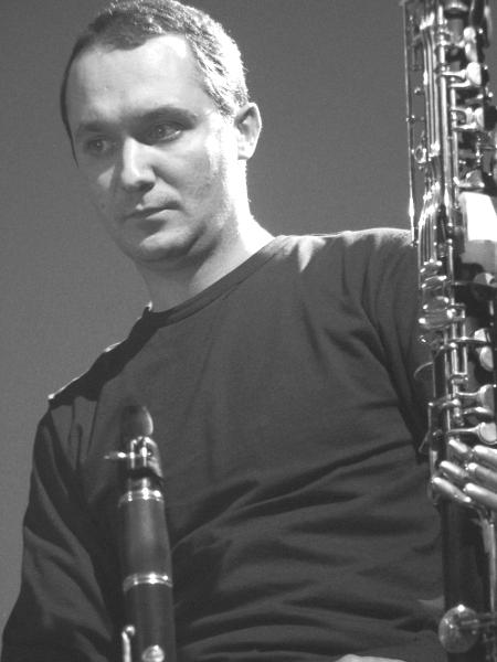 GIAMBATTISTA GIOCOLI Clarinettista nato nel 1976, inizia gli studi con Vincenzo Perrone al Conservatorio di Matera e si diploma al Conservatorio di Bologna con il M Enrico Quarenghi.