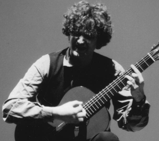 GUIDO SODO Napoletano, diplomato in chitarra classica al Conservatorio di Ferrara, si interessa da tempo di musica antica e popolare del Sud Italia.