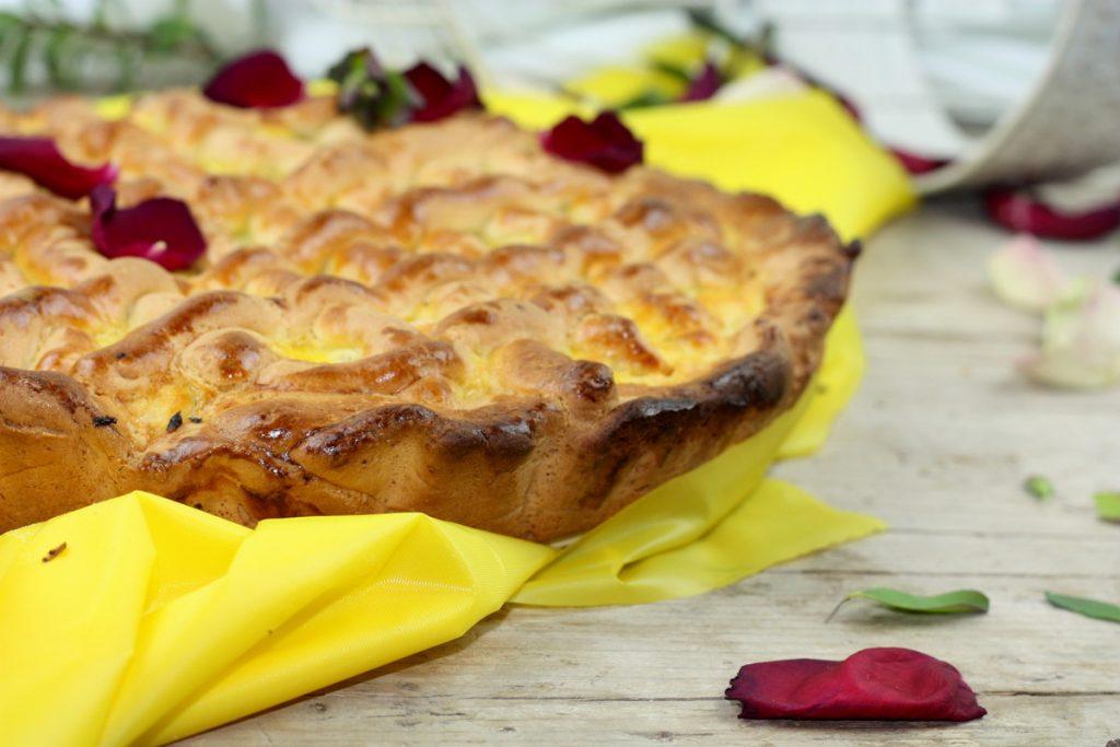 Crostata con Ricotta e aneto perfetta per una merenda di Pasqua Ingredienti 450 gr di farina 1 cucchiaio colmo di fecola di patate 100 gr di zucchero 3 uova bio 30 ml di latte 50 ml di olio di semi 1