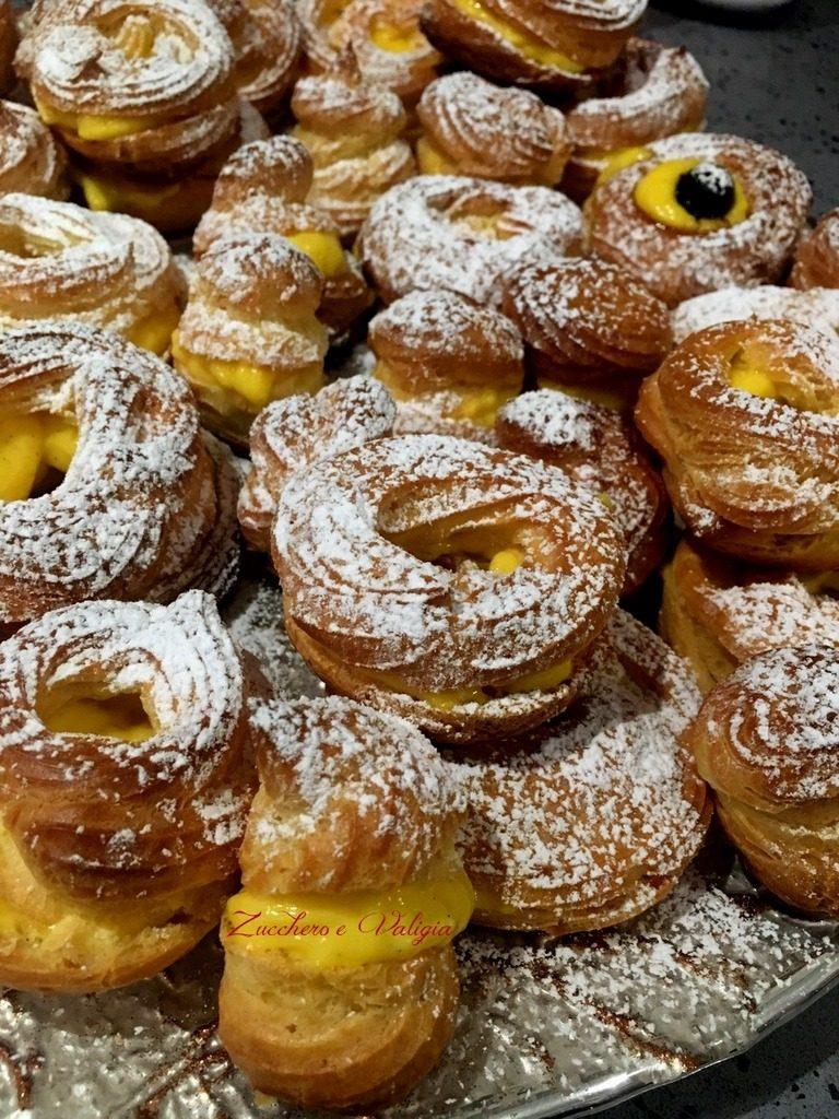 Riempite il centro della zeppola con altra crema pasticcera e infine posizionate l