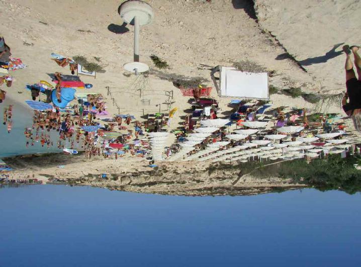 122 E. PRAZZI & C. GIACOMA Fig. 8 Fruizione balneare nella spiaggia di Cala Croce (foto E. Prazzi).