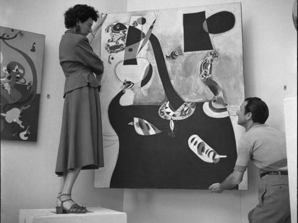 Peggy Guggenheim, mentre appende