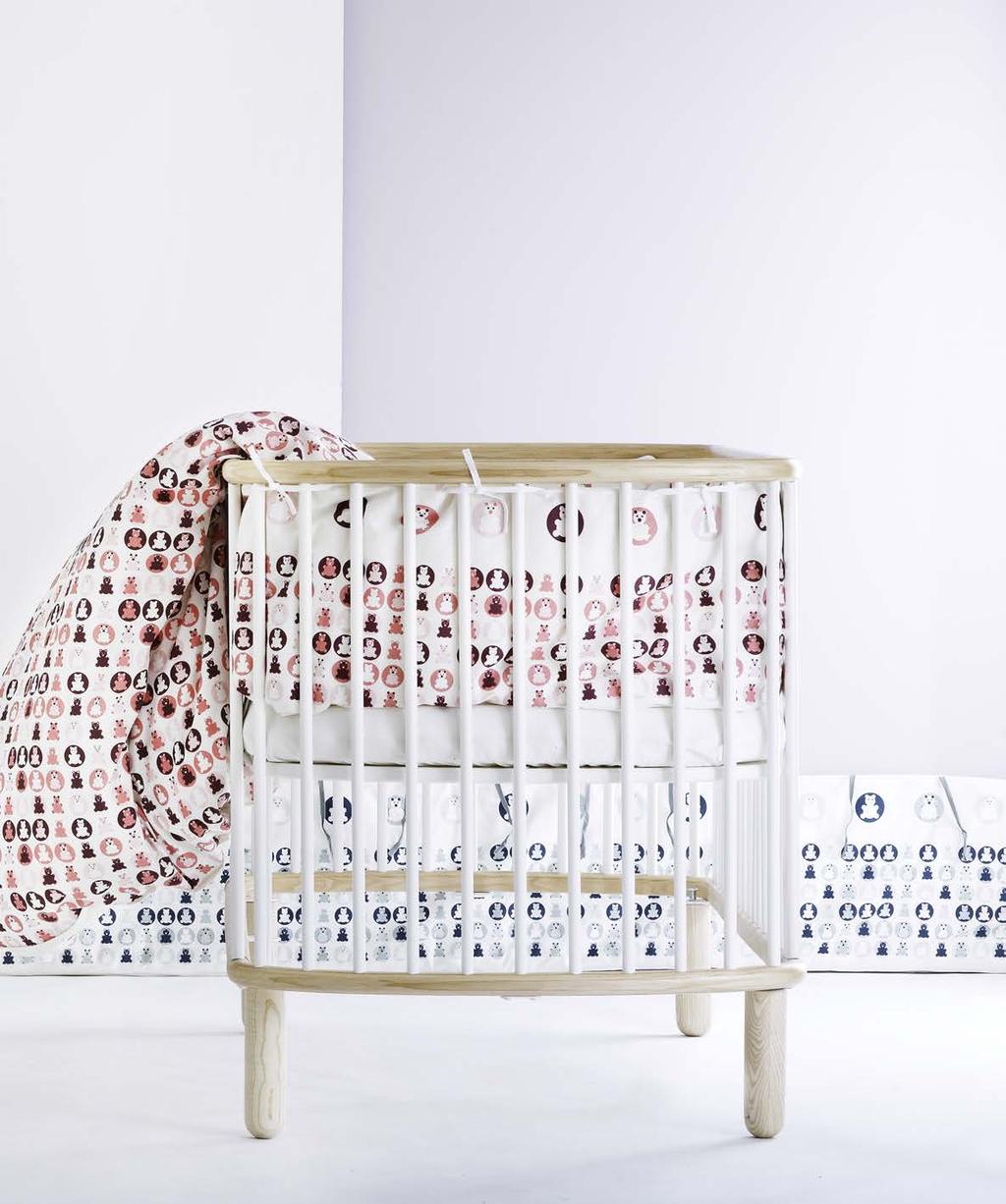 Niente ti può disturbare quando sei sotto le coperte. I tessili FLEXA Baby sono progettati per stimolare lo sviluppo dei bambini.