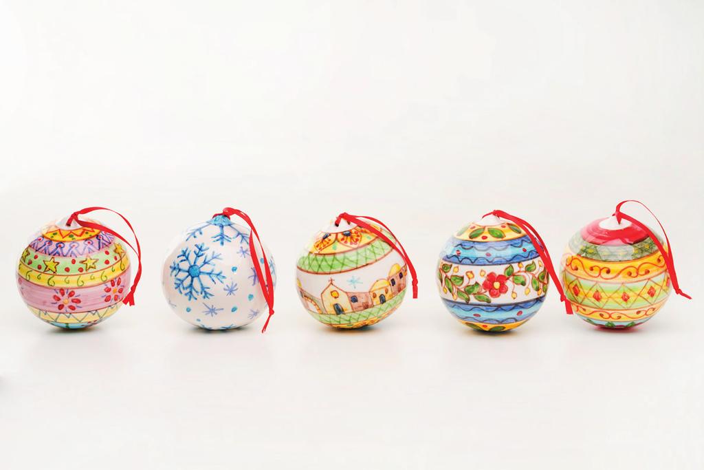 PRODOTTI ARTIGIANALI PALLE IN CERAMICA DALLA PALESTINA Le palle di Natale sono delle pregiate ceramiche realizzate artigianalmente e dipinte a mano dalle ragazze del Centro Artistico di