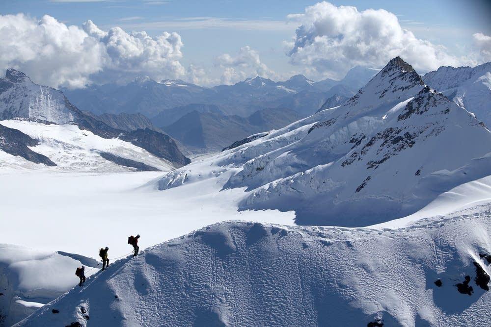 montuosa più grande e più alta d Europa, con montagne che superano i 4000 metri. Hanno cime appuntite, versanti ripidi, ghiacciai. La montagna più alta delle Alpi è il Monte Bianco (4810 metri).