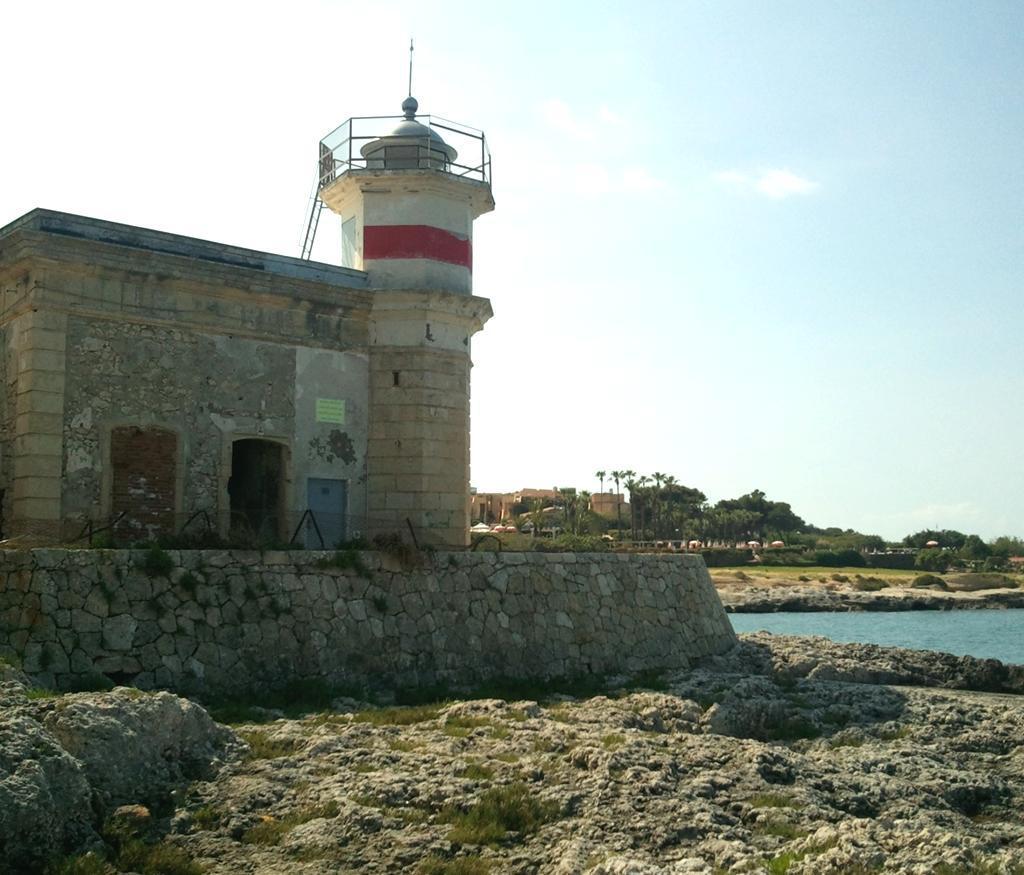 VALORE PAESE FARI Faro di Brucoli, Augusta faro DESTINAZIONE Regione: Sicilia Provincia: Siracusa Ambito: costiero 45 km LOCATION Posizione: periurbana Coordinate GPS: lat. 37 17'8.79"N long.