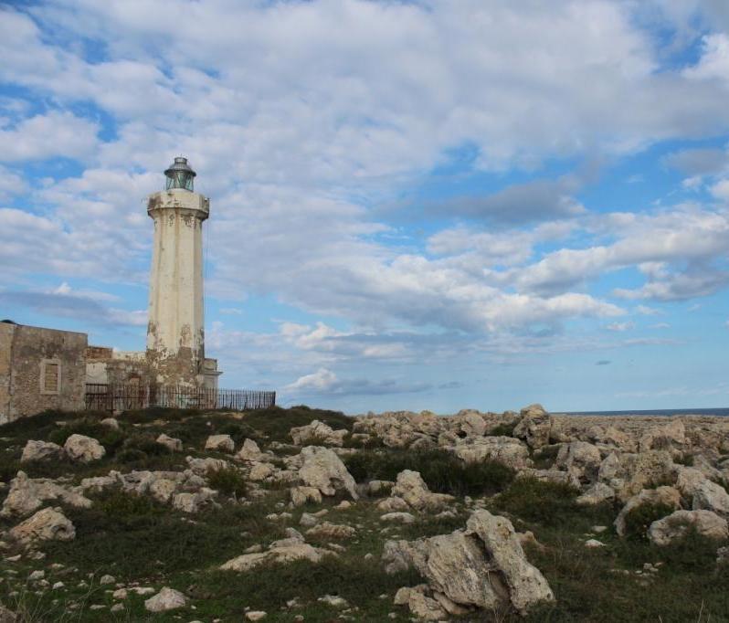 VALORE PAESE FARI Faro di Murro di Porco, Siracusa faro DESTINAZIONE Regione: Sicilia Provincia: Siracusa Ambito: costiero 72 km LOCATION Posizione: extraurbana Coordinate GPS: lat. 37 0'11.37"N long.