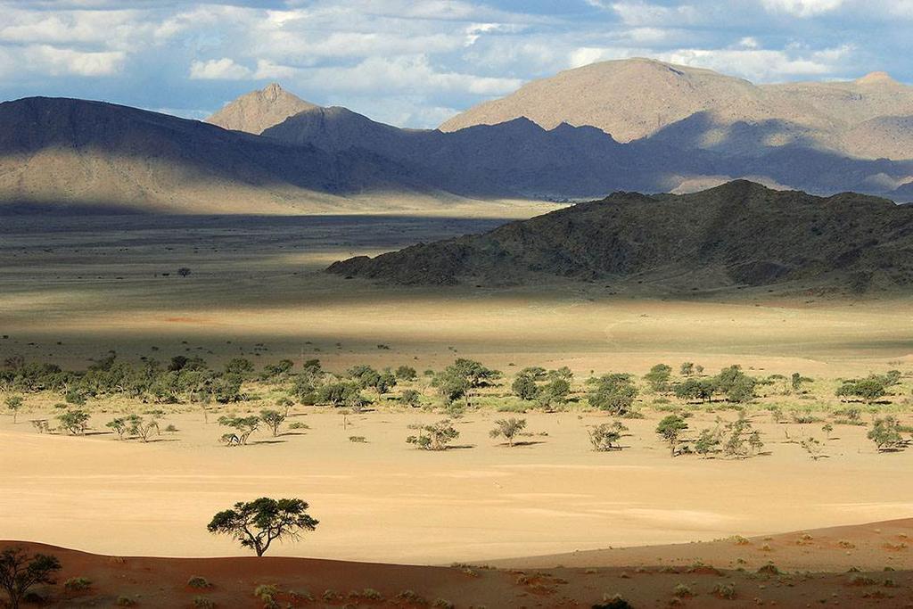 NAMIBIA KAOKOLAND Natura selvaggia Nell estremo nord del Paese, la selvaggia regione del Kaokoland tra paesaggi mozzafiato e gli incontri con i nomadi Himba 15 giorni Un viaggio che permette di