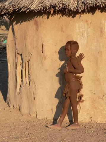 Sulla strada verso Ovivero si incontrano spesso gli uomini Himba con i loro bestiami.