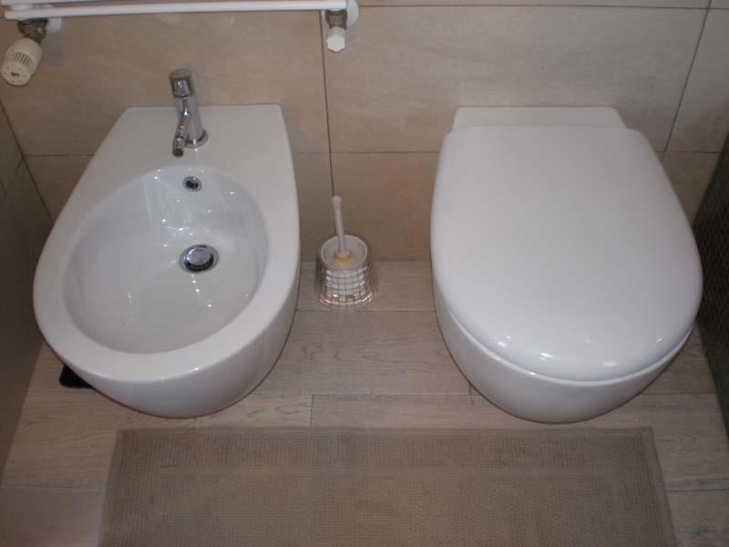 Bagno camera Lavabo in ceramica di appoggio, wc e bidet sospesi, filomuro, Globo, modello Bowl,