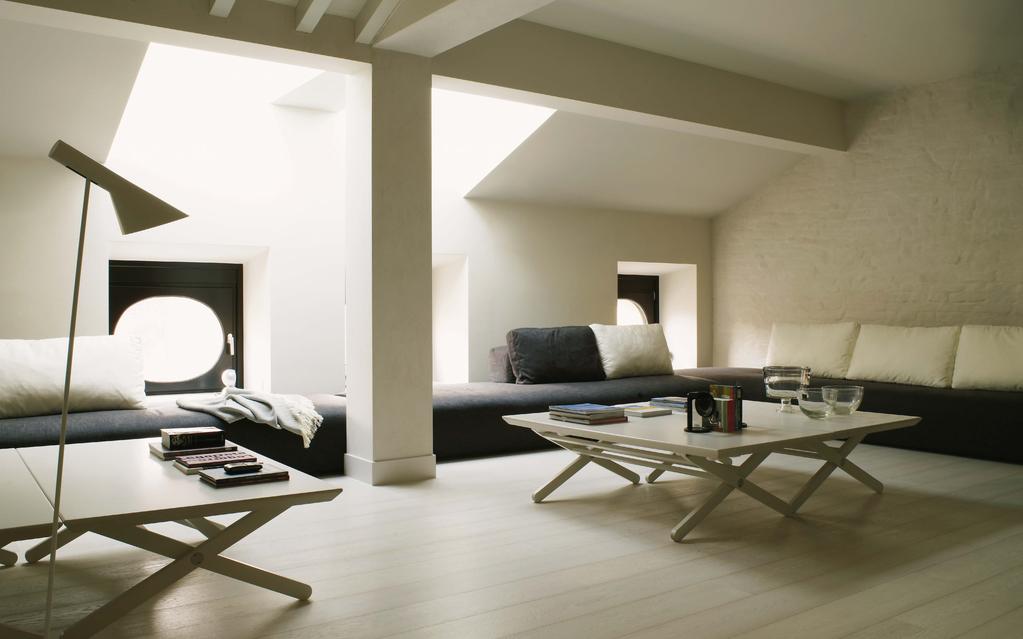 212 elle decor Accogliente e luminoso il grande soggiorno al quarto piano è arredato con divani su disegno e tavoli ad altezza variabile,