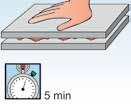 A seconda della superficie del materiale, il risultato dell incollaggio può essere migliorato carteggiando. Applicare a punti o a strisce e tenere premuto con forza per 5 minuti.