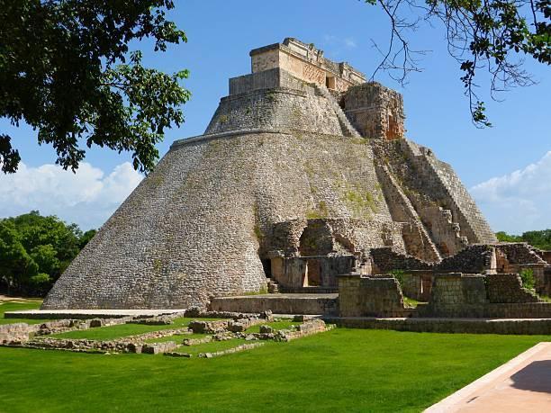 Partenza al mattino per la zona archeologica di Uxmal, descritta nelle antiche cronache come una città ricca e fiorente, capoluogo religioso e amministrativo dei Maya dello Yucatán.