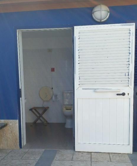 I servizi igienici sono raggiungibili dall ingresso dello stabilimento, superando un gradino di 6,5 cm.
