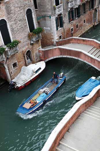 La dimora ha un aspetto nobile e signorile, risultato della ristrutturazione interna condotta dall architetto Giorgio Leandro, in risposta alle richieste ed esigenze degli stessi proprietari.