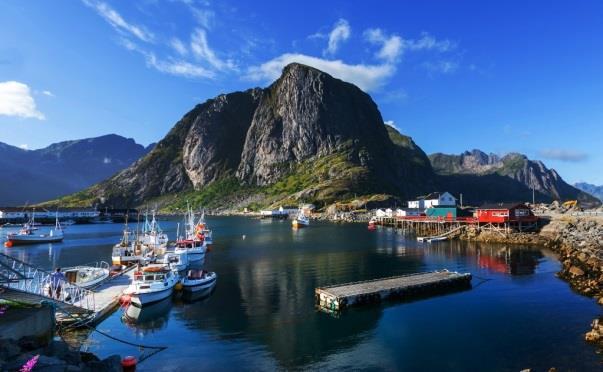 Le isole Lofoten sono drappeggiate attraverso le acque turbolente del Mare di Norvegia, molto al di sopra del Circolo Polare Artico.