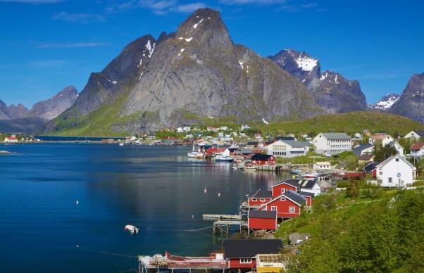 Arrivo nel villaggio di Nusfjord e sistemazione nelle Rourber, vecchie casette dei pescatori, alloggi caratteristici delle Lofoten.