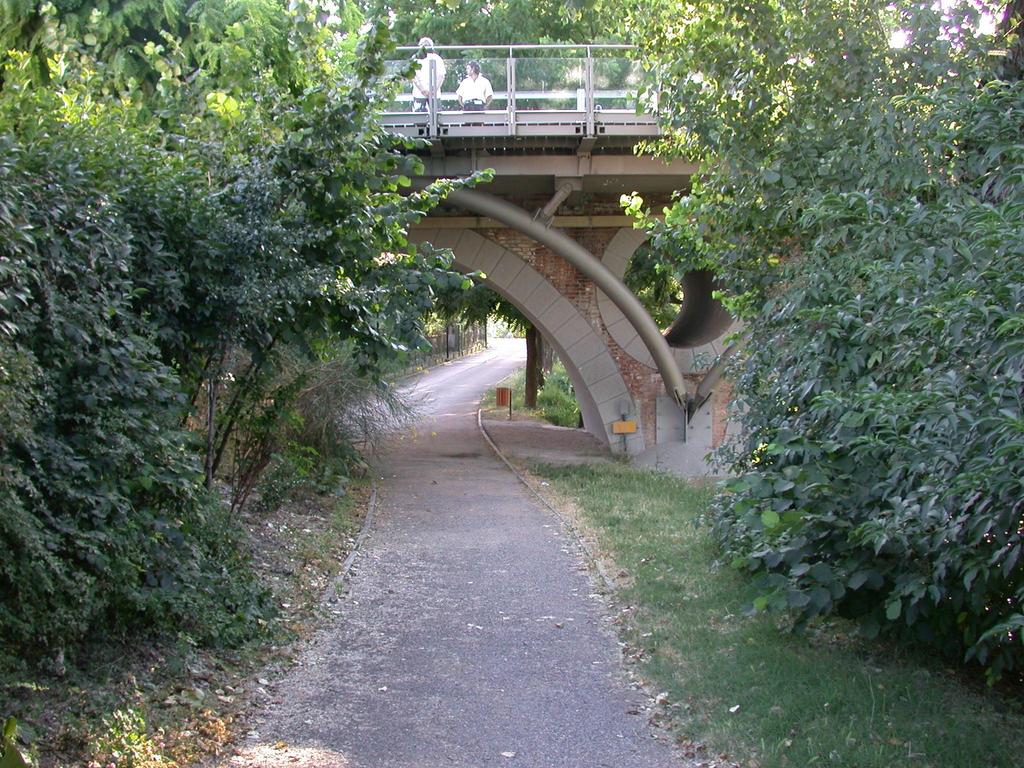 Ponte pedonale presso