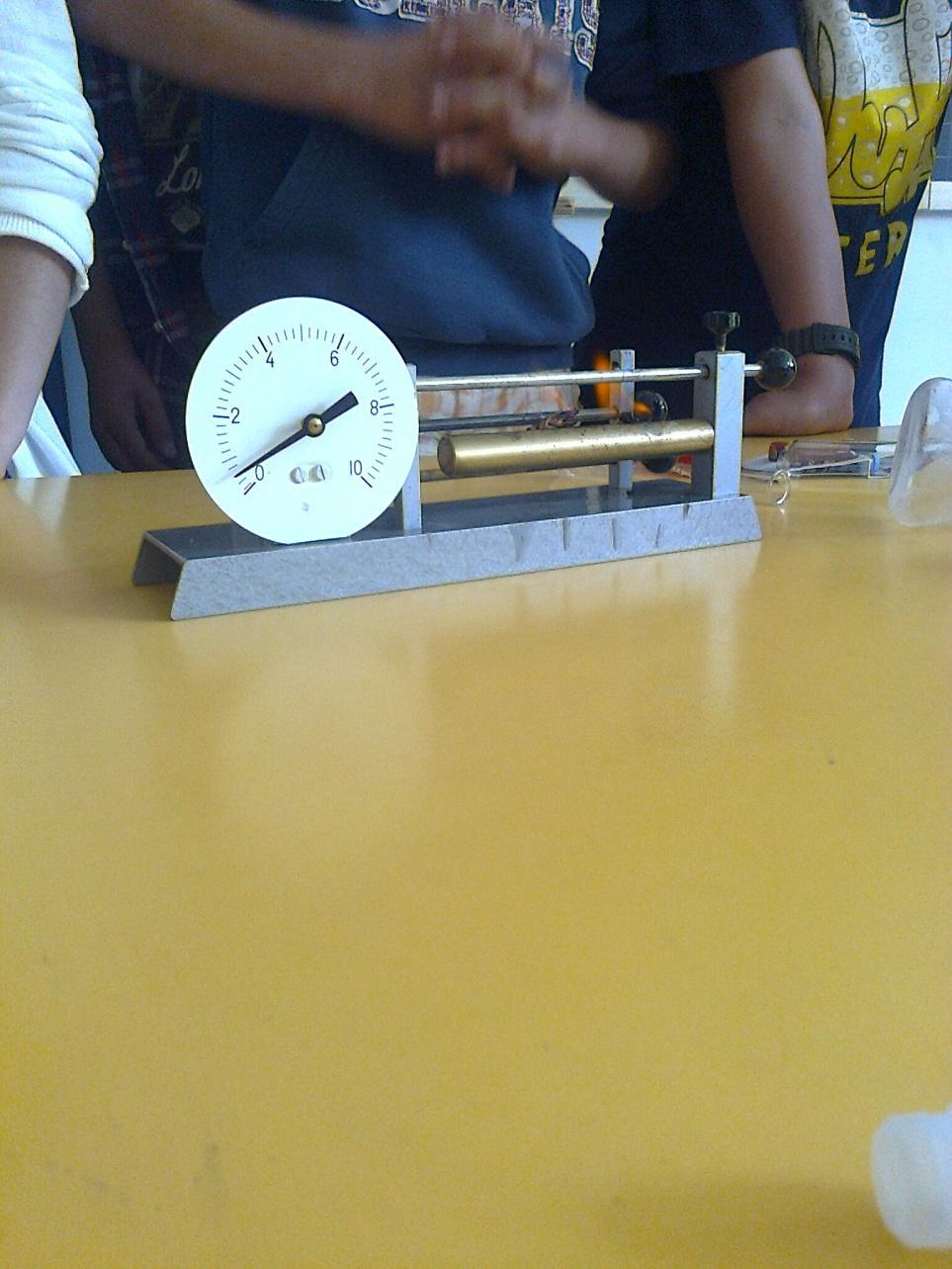 sbarretta fiamma I ragazzi illustrano la struttura del dilatoscopio e ne spiegano il funzionamento.