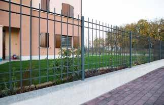Il risultato è la robustezza tipica delle recinzioni in ferro battuto, ma col vantaggio di avere un sistema di aggancio privo di elementi esterni grazie al sistema brevettato con spinetta a scomparsa.
