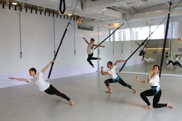 BUNGEE Dance BUNGEE Dance è una NUOVISSIMA disciplina MOTORIA coreografata che consente di spostarsi su diversi PIANI e ASSI con l'ausilio di un'imbragatura e di un cordone ELASTICO.