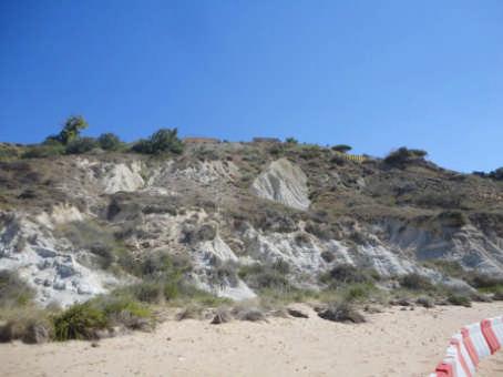 Foto 13 Veduta panoramica del settore orientale del versante Foto 14 Accumuli di crolli ai piedi della scarpata Gli affioramenti argillo-marnosi sono prevalentemente interessati da processi erosivi