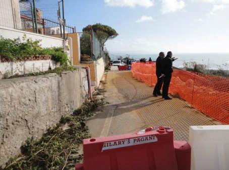 Foto 3 Veduta porzione integra a monte della nicchia di frana Si osserva, a valle di un settore di strada consolidato mediante un opera di contenimento su pali, una frana che ha raggiunto la porzione